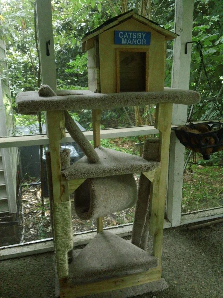 Pallet-made Cat House